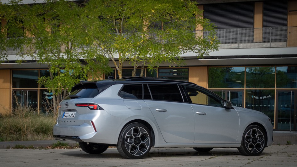 Astra Sports Tourer in silber von hinten aufgenommen