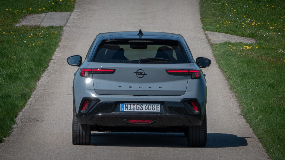 Opel Mokka GSE von hinten fotografiert, Opel ist in mausgrau lackiert