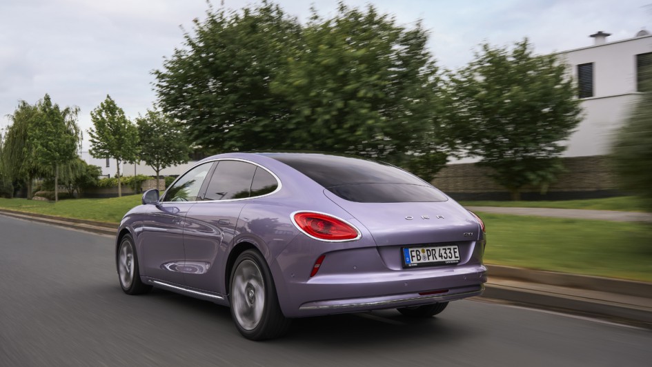 GWM Ora 07 GT schraeg von hinten während der fahrt fotografiert