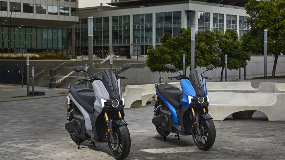 Neue Seat Mó 125er-Performance-Modelle in grau und blau schraeg von vorn fotografiert