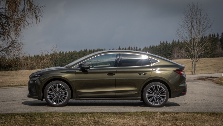 Seitenansicht des Skoda Enyaq 2025 in dunkelgrün-metallic