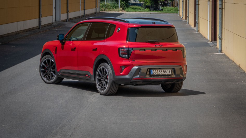 Smart #5 Brabus in rot von hinten fotografiert