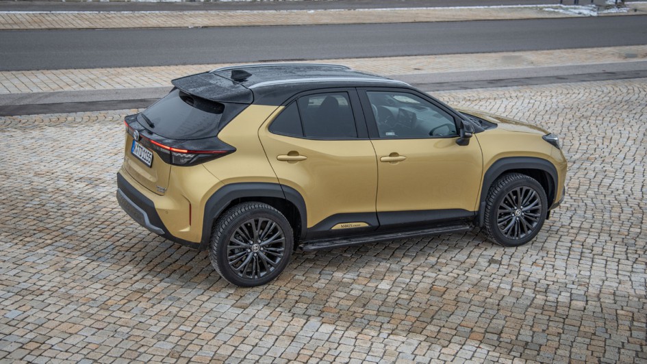 Toyota Yaris Cross Hybrid AWD schräg von hinten aus hoher Position fotografiert