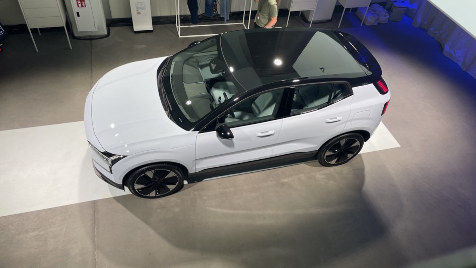 Volvo EX30 schraeg von oben im Studio