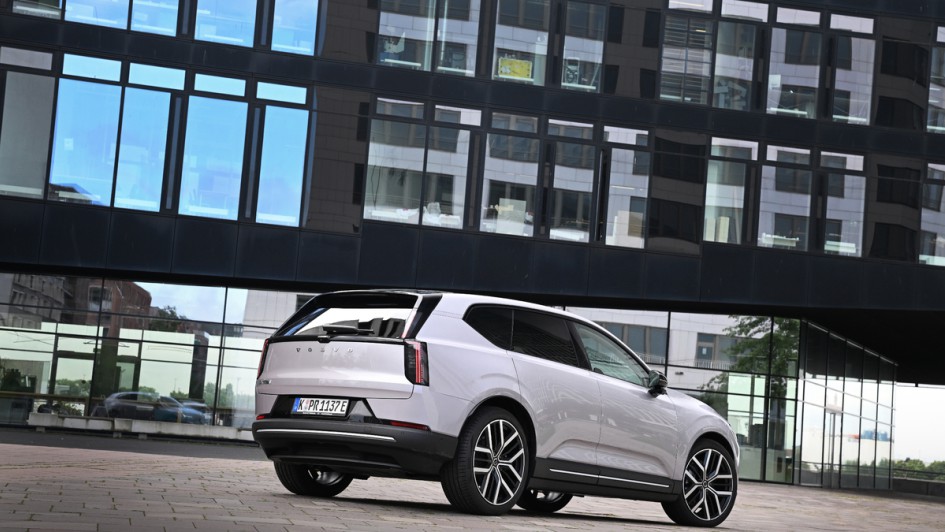 Volvo EX60 stehend von hinten vor einem Gebäude fotografiert
