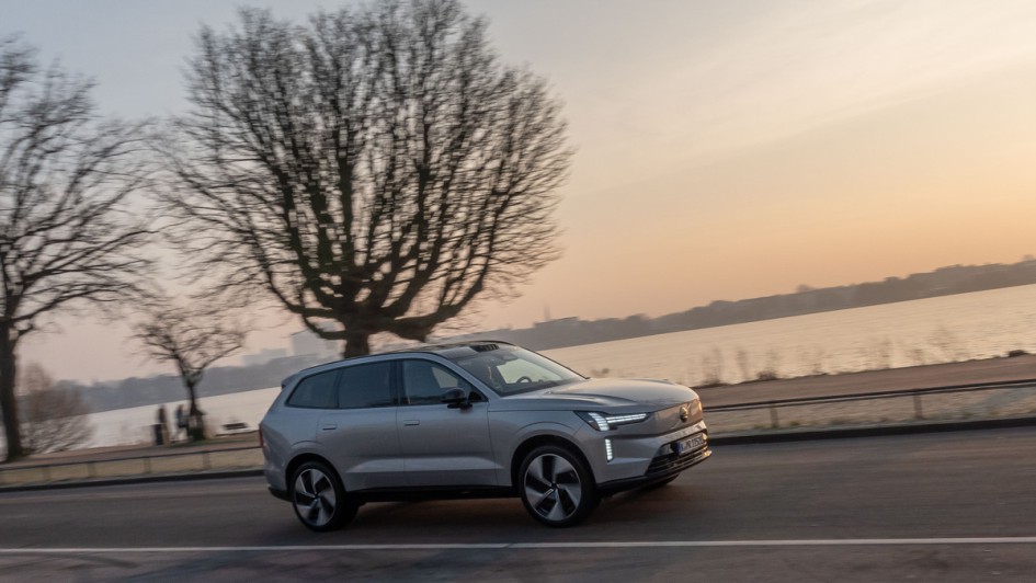 Volvo EX90 Twin Motor AWD in der Ausstattungslinie Ultra an der Alster im Sonnenaufgang fahrend