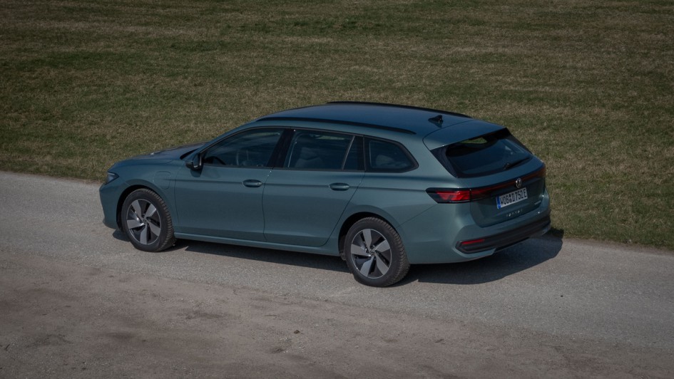 VW Passat eHybrid stehend fotografiert von der Seite