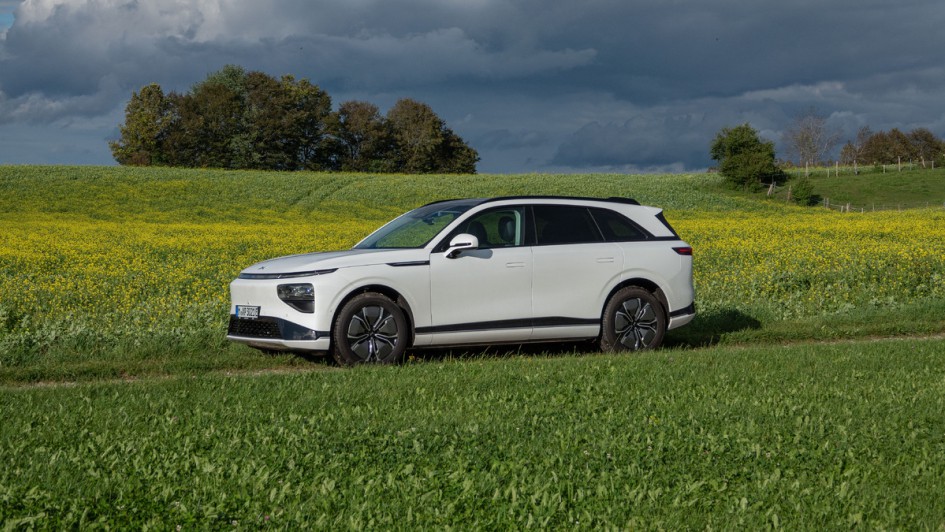 Seitenansicht des Xpeng G9 vor grüner Wiese mit gelben Blumen