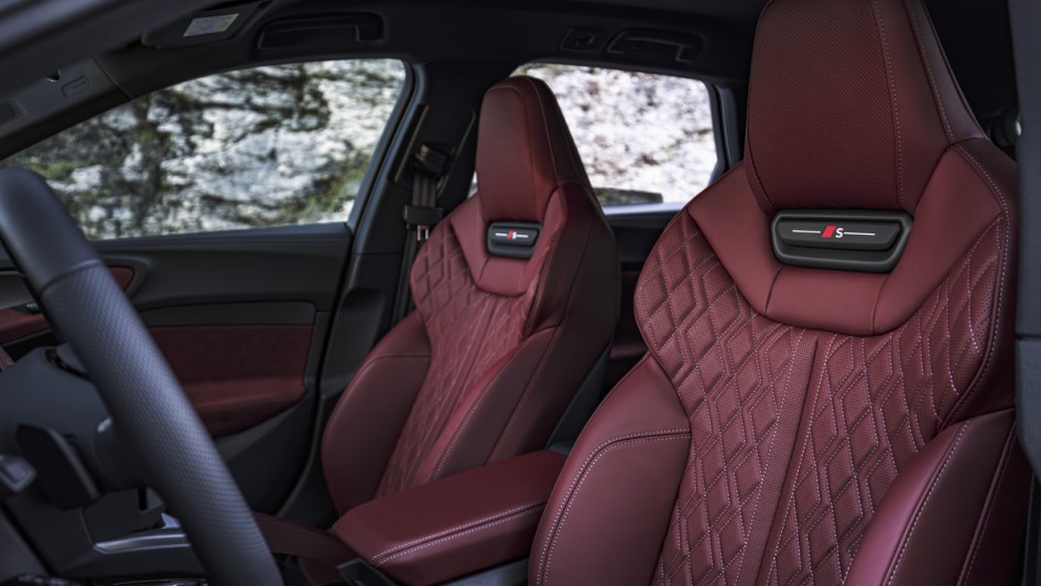 Sitze im Audi S5 mit rotem Leder bezogen