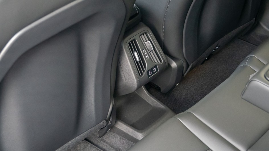 Stromanschluss via USB-C und Lüfterdüsen im Fond des BMW 230e