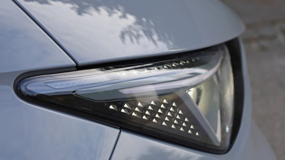 LED-Scheinwerfer im Detail des Cupra Born
