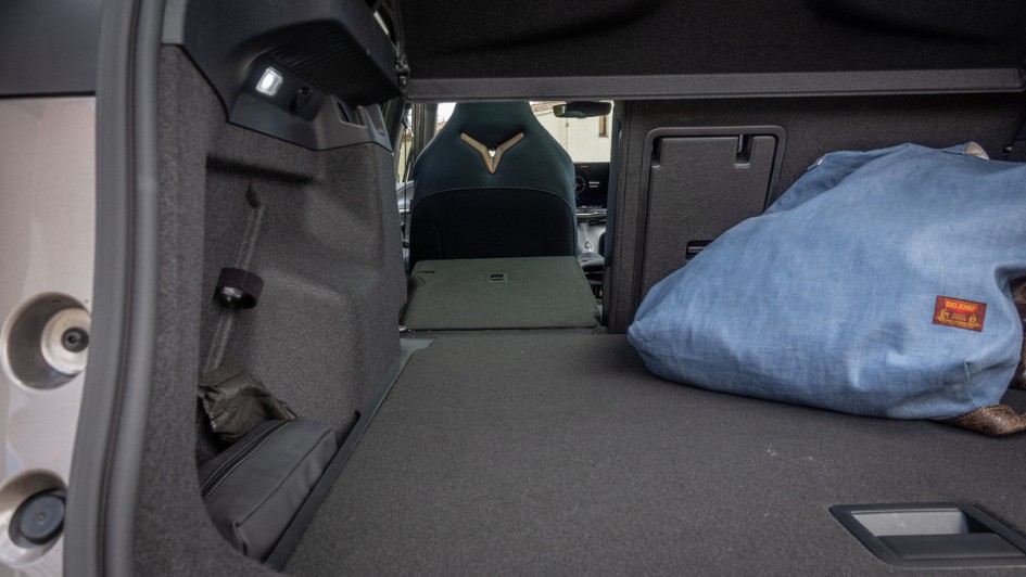 Cupra Tavascan VZ mit linkem Teil der Fond-Rücklehne umgeklappt