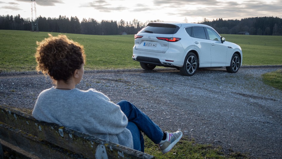 Mazda CX-60 D 254 AWD mit Frau im Hintergrund sitzend 