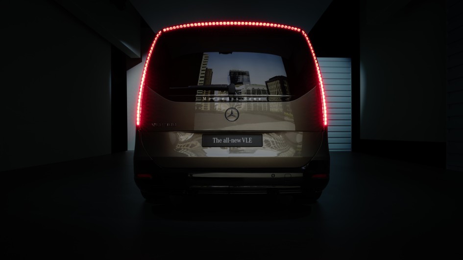 Heckansicht des neuen Mercedes VLE (2026) mit eingeschaltetem Leuchtband im dunklen Fotostudio