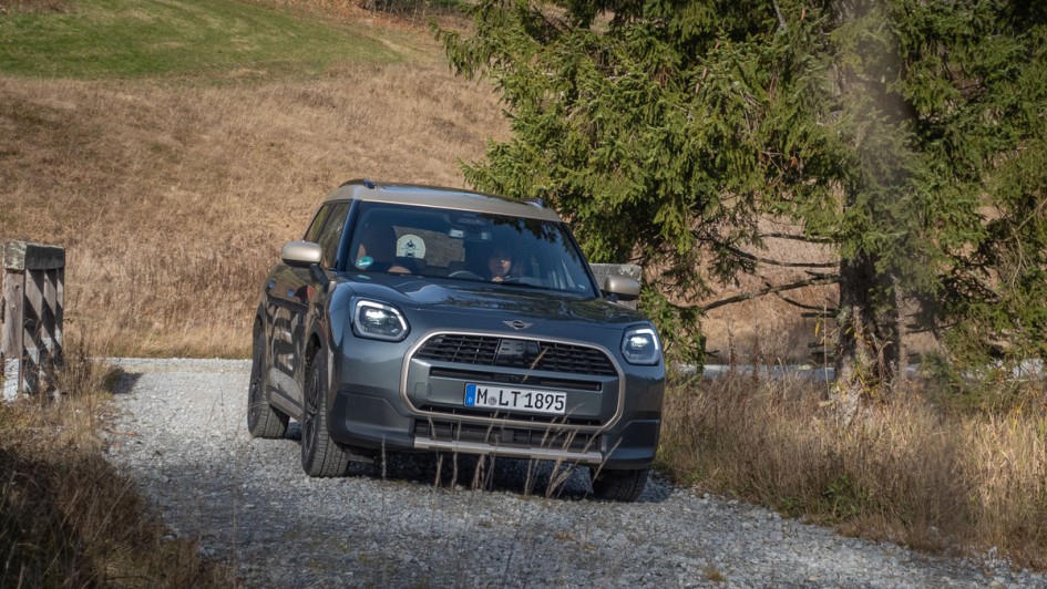 Mini Countryman D (U25) stehend von vorn im Wald aufgenommen
