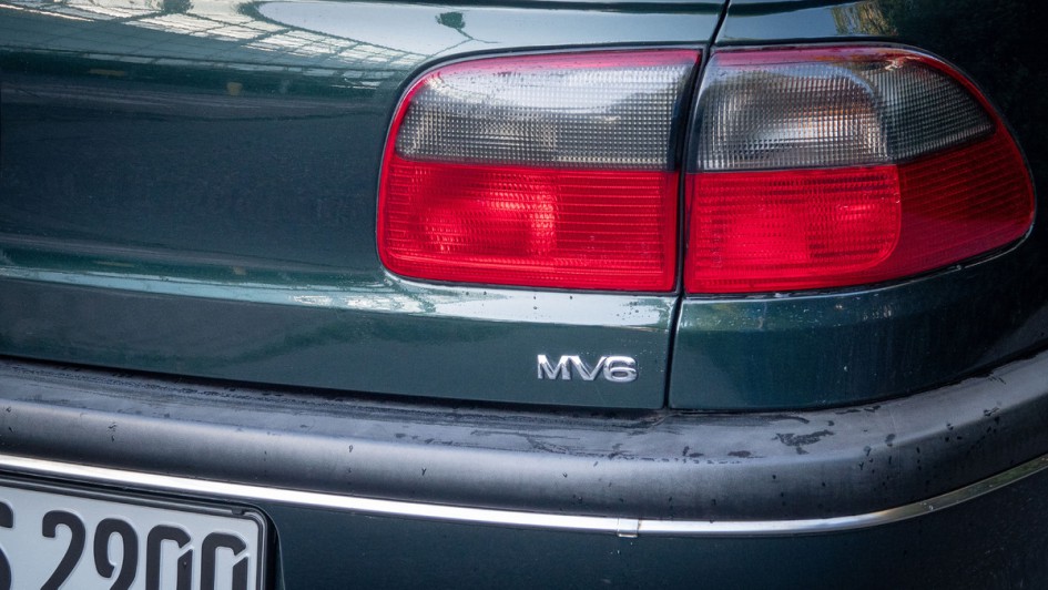 MV6-Schriftzug am Heck des dschungelgrünen Opel Omega MV6