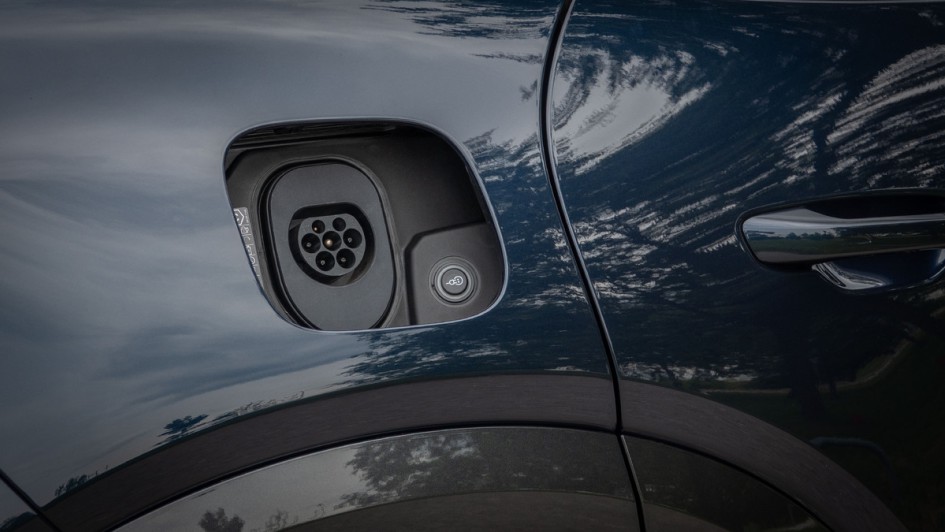 Zusätzliche Ladeklappe rechts hinten mit ausschließlicher Lademöglichkeit AC am Porsche Cayenne electric