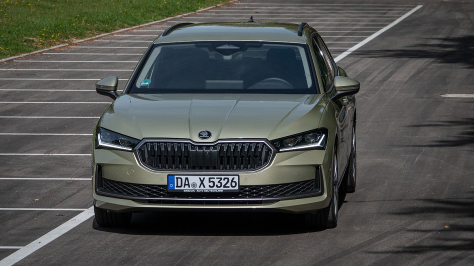 Foto des Skoda Superb Combi 2.0 von vorn in grünmetallic 