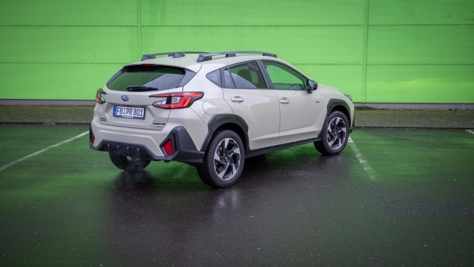 Crosstrek schräg von hinten aufgenommen.
