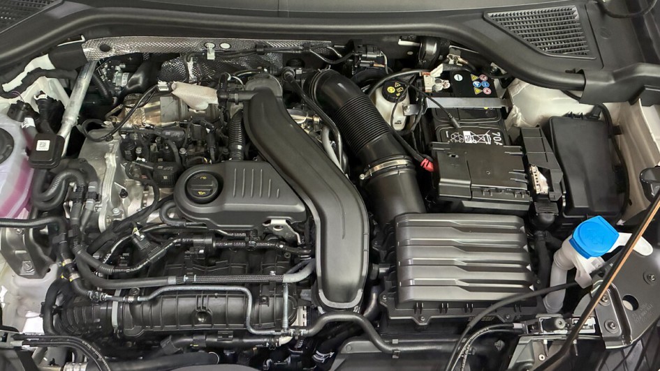 Motorraum des neuen VW T-Roc mit Vierzylinder-Benziner