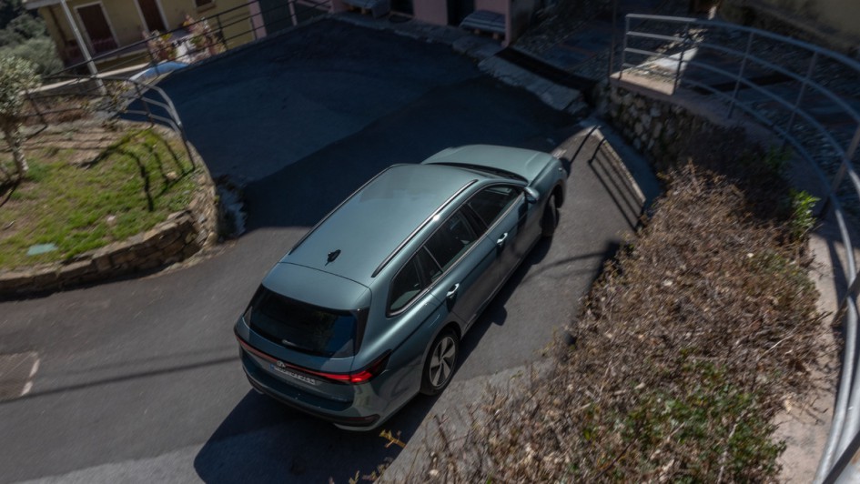 VW Passat Kombi von oben während der fahrt fotografiert