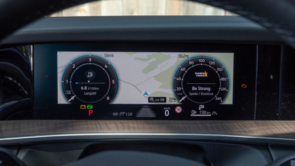Ansicht im Kombiinstrument des VW Tayron mit Navikarte und Drehzahlmesser