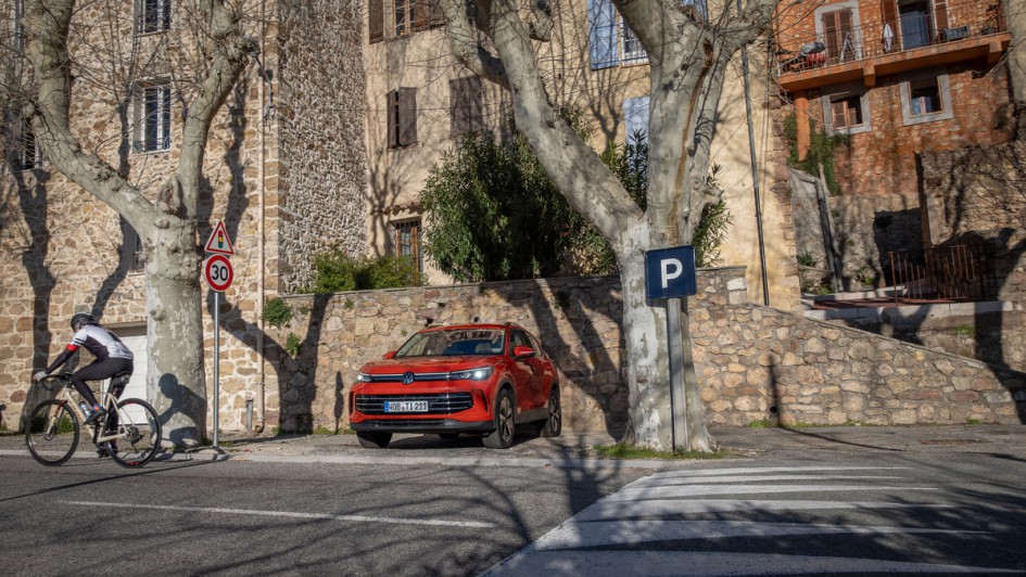 Parksituation mit dem VW Tiguan in einem Dorf nördlich von Nizza