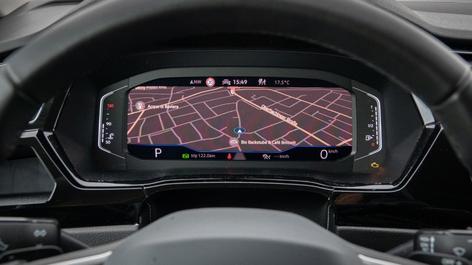 Das digitale Kombiinstrument im VW Touran kann auch vollformatig die Navikarte anzeigen