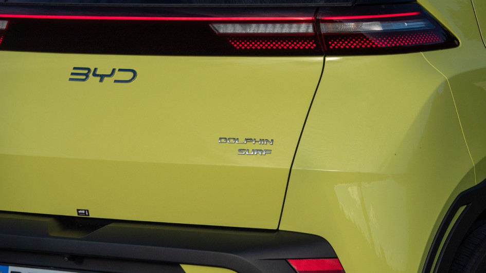 Schriftzug BYD Dolphin Surf am Heck des Elektrokleinwagens