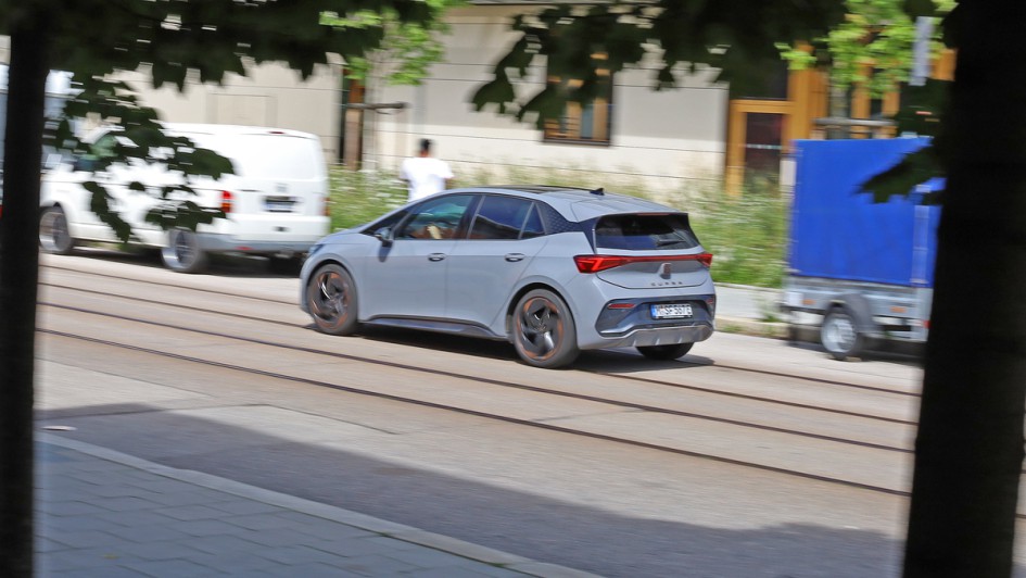Cupra Born fahrend schräg von hinten Mitzieher