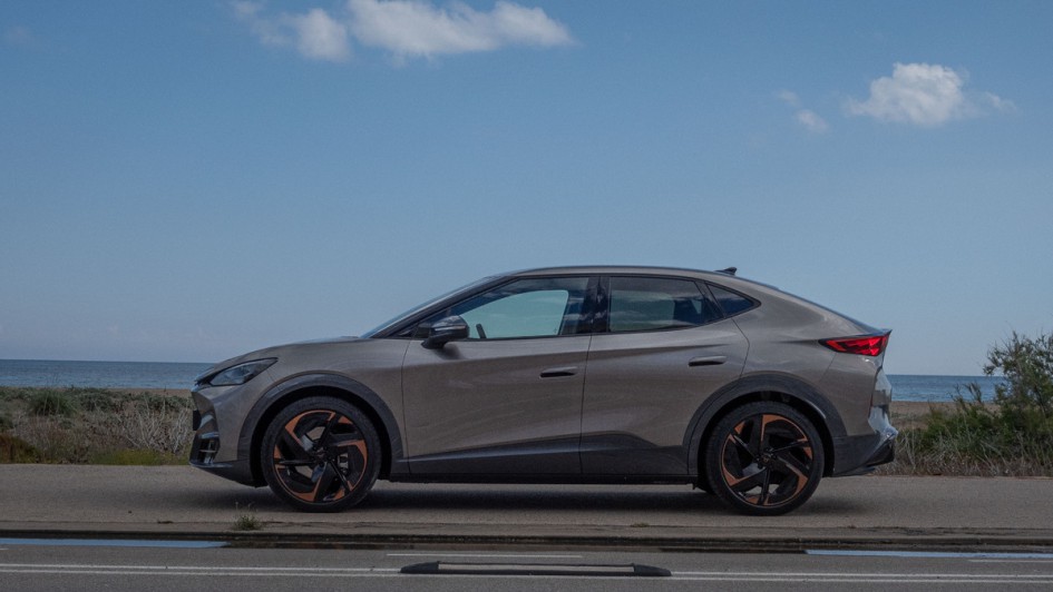 Cupra Tavascan VZ in der Seitenansicht vor dem Meer parkend fotografiert