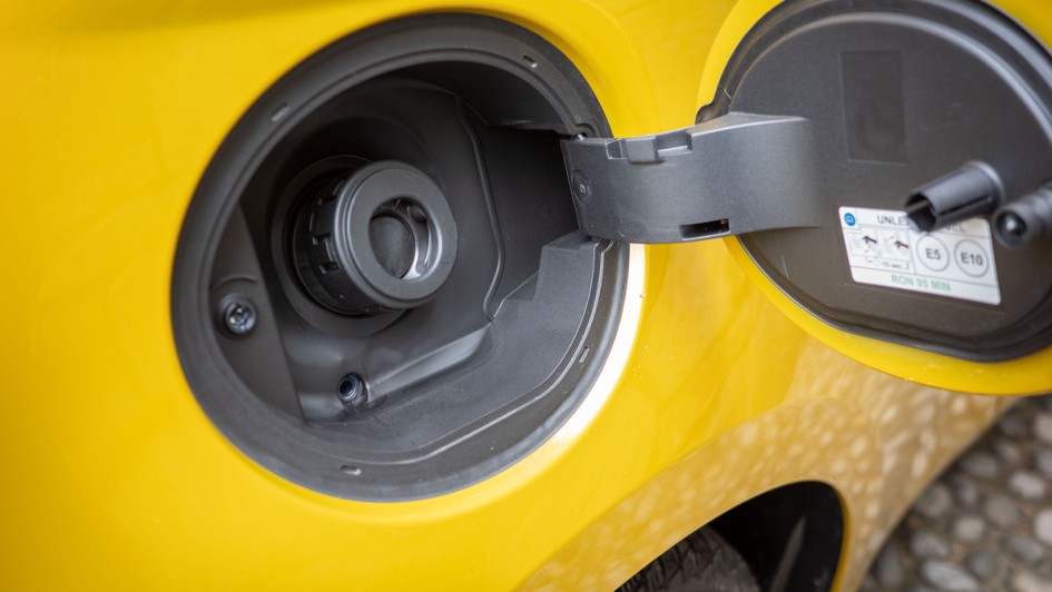 Tankdeckel mit Schnellverschluss am Fiat 500 Hybrid