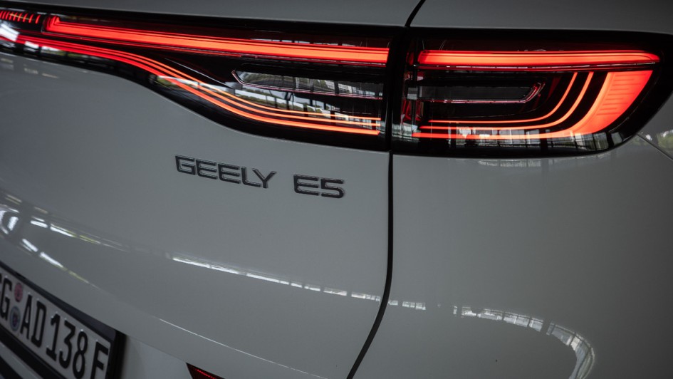 Schriftzug E5 am Heck des Geely E5