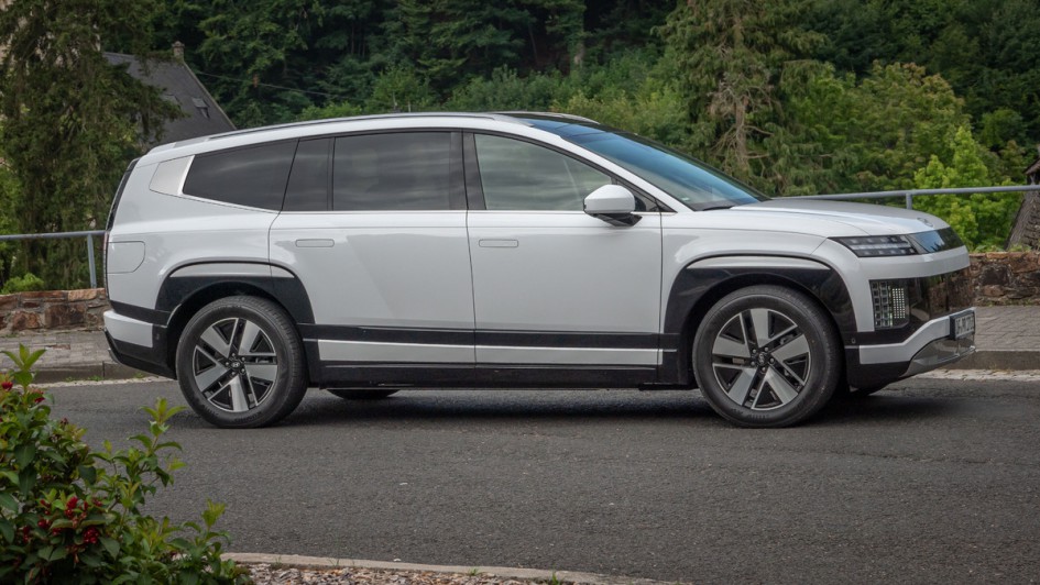 Seitensicht des 5,06 Meter langen Ioniq 9 mit Platz für sieben Erwachsene