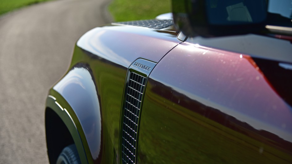 Detail vom Kotflügel des Defender mit Schriftzug