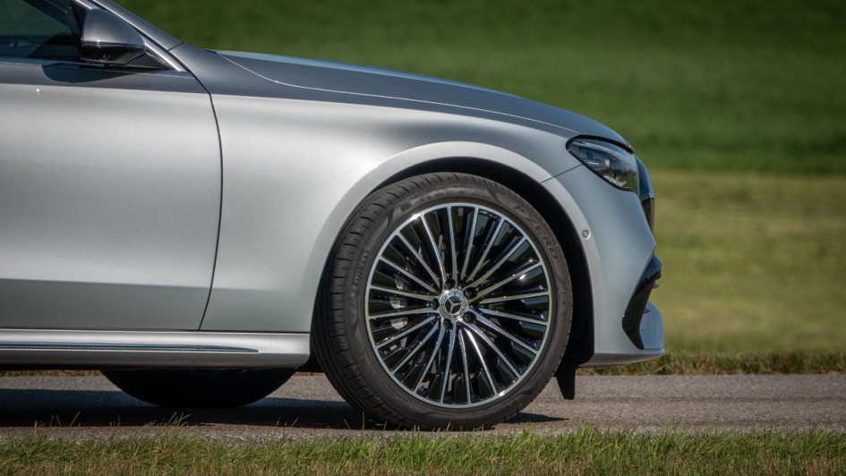 20-Zoll-Alufelgen kosten extra. Ab Werk steht der Mercedes E 450 4Matic auf seriösen 18-Zöllern.