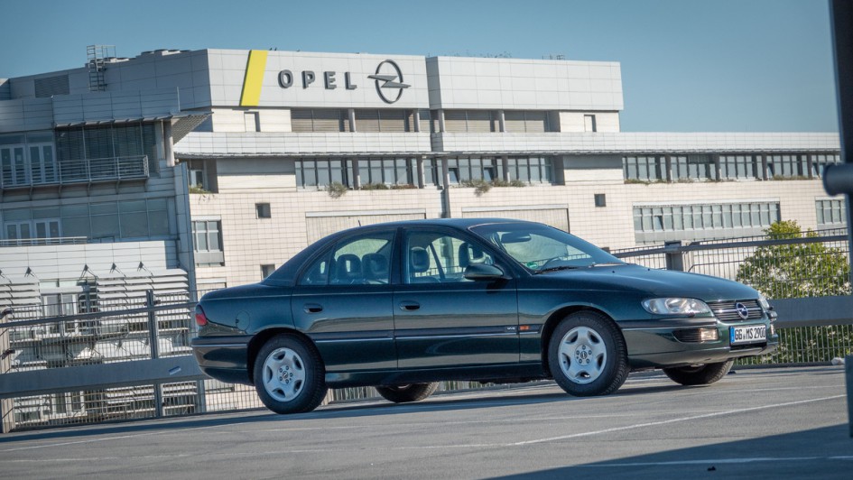 Opel Omega MV6 auf Garagendach vor dem Opel-Hauptgebäude im Friedrich-Lutzmann-Ring in Rüsselsheim