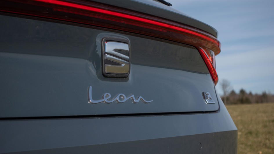 Schriftzug LEON am Heck des Seat Leon