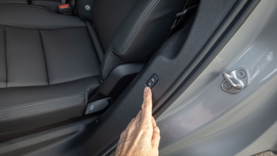 Elektrische Bedienung der letzten zwei Sitze von der C-Säule aus