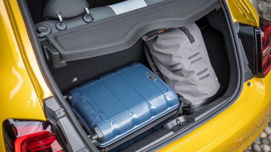 Minikofferraum mit Koffer und Rucksack innenliegend im Fiat 500 Hybrid