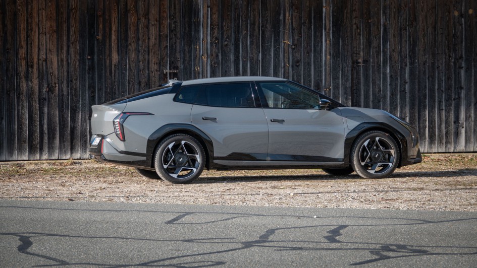 Seitensicht des Kia EV4 Fastback