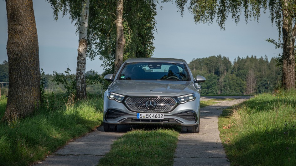 Mercedes E 450 4Matic stehend von vorn in einer Allee fotografiert