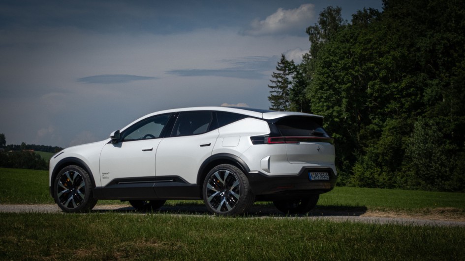 Foto von schräg hinten. Fahrzeug: weißer Polestar 3 aus dem Jahr 2026 (Facelift)