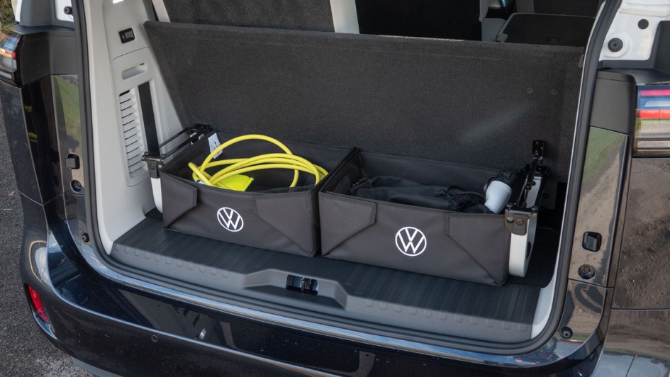 Kisten für das Ladekabel (kein Frunk vorhanden) gibt es im Heck. Der doppelte Ladeboden ist mit geschmeidigem Stoßfänger versehen. Das ist hochwertig gemacht.