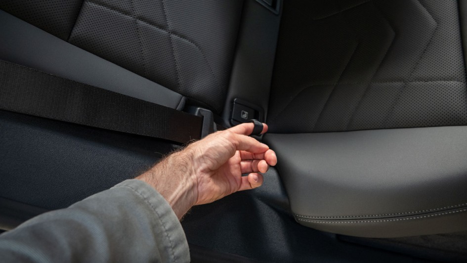 Schlaufen zum Umklappen der hinteren Sitze im BMW 2er Active Tourer