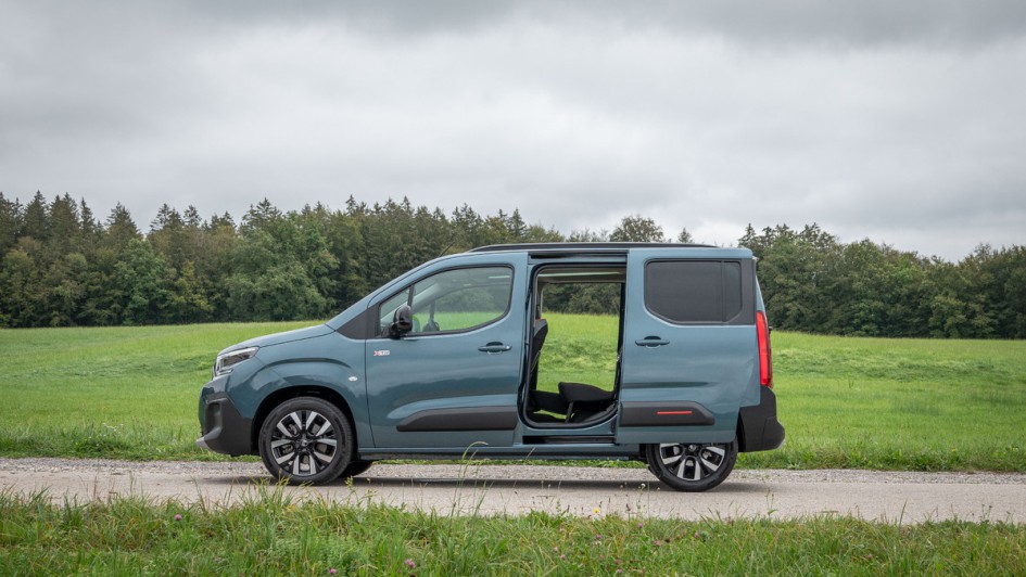 Citroen Berlingo HDi 130 Max XTR fahrend fotografiert vor Schulgebäude