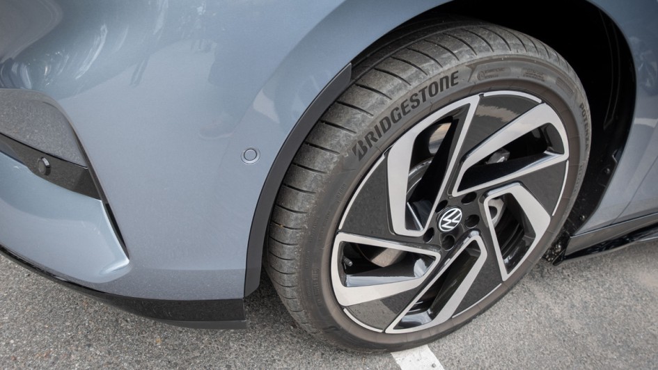 VW ID.7 Tourer mit neuem, seit Sommer 2024 installiertem Aero-Vorhang an den vorderen Radhäusern