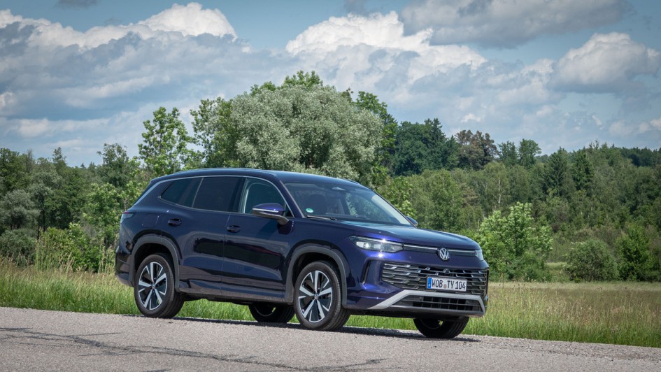 VW Tayron stehend schräg von vorn bei weißblauem Himmel