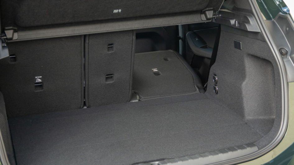 Foto des BMW 230e mit umgeklappten 40 Prozent der Rückbank