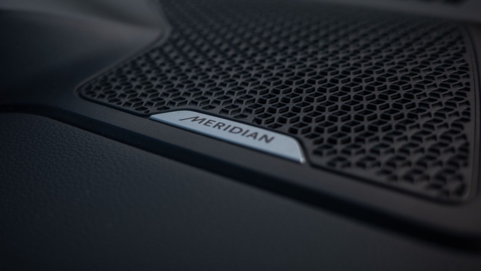 Detailfoto vom Schriftzug des Meridian-Soundsystems